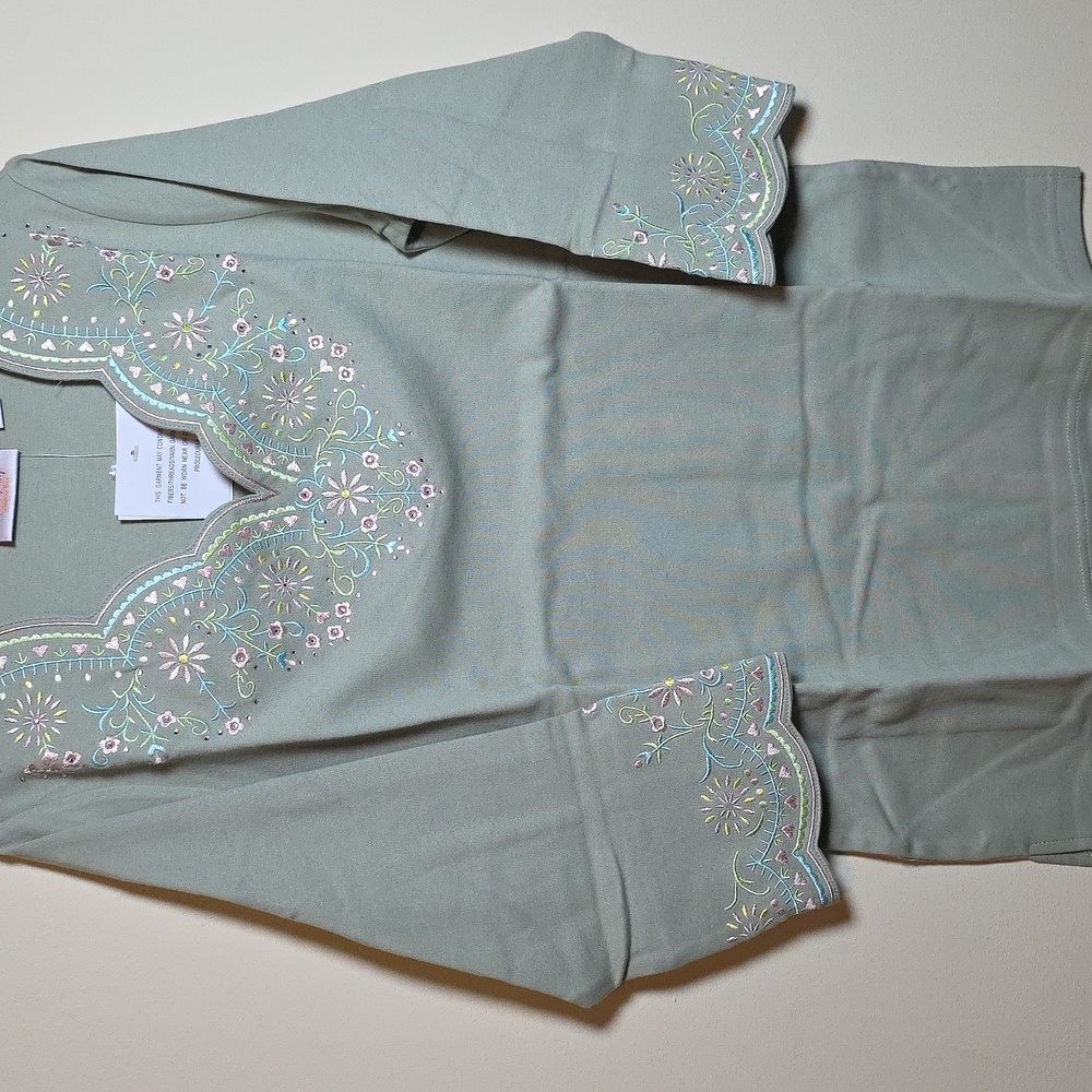 Quacker Factory Green Embroidered Tunic. NWT. Size S